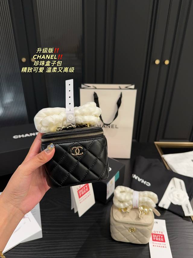 配盒尺寸10 9 香奈儿chanel 珍珠盒子包 一个只能装得下可爱的小盒子 温柔可爱又精致 颜值无敌 菱格质感高级 配上光泽满满的珍珠 简直就是一眼就让人爱上