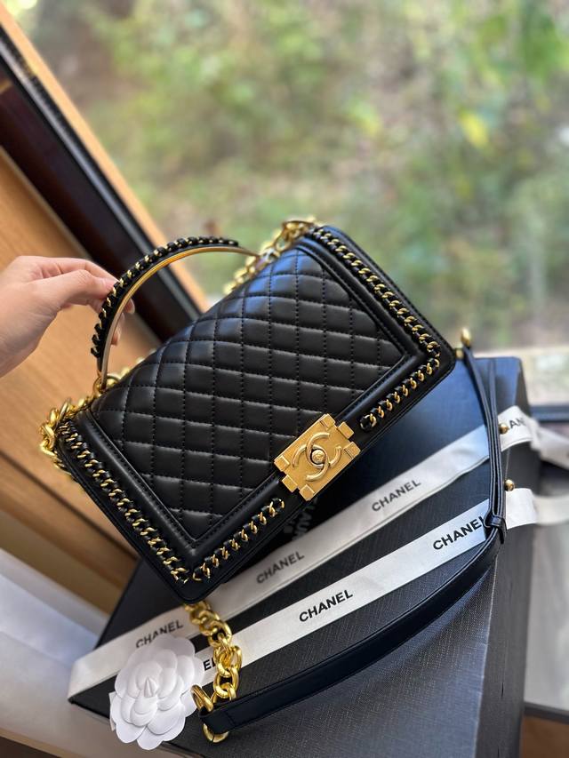 折叠礼盒包装 Chanel 限定款 编织手柄 Leboy 高级工匠打造 Lebou是卡尔 拉格斐老佛爷在chanel2011年9月才推出的年轻产品 这次64个新