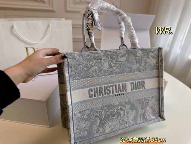 大号 中号 小号 折叠盒 Size:41 34 大号 36 27 中号 26 22 Dior 迪奥book Tote 老虎托特包 全面包身布满精致刺绣 配内胆同