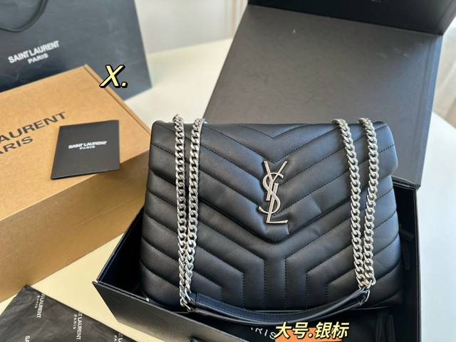 大号 飞机盒折叠盒 Size:30 21 Ysl 圣罗兰loulou 方胖子 超级胖乎乎 超可爱的一只包 软软糯糯的质感 超级细腻 中间双隔层 空间很友好 不挑