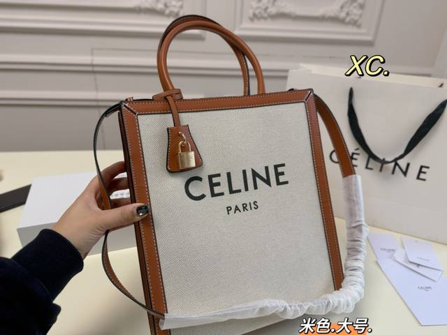 大号 配盒 Size:28 33 Celine 赛琳帆布琴谱包托特包 外形设计百看不厌 性价比超高 摸起来质感超好 斜挎手拎都可爱 性价比很高 背上就是可爱精