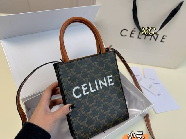 小号 折叠盒 Size:17 21 Celine 赛琳老花mini琴谱包 外形设计百看不厌 性价比超高 摸起来质感超好 斜挎手拎都可爱 性价比很高 背上就是可爱