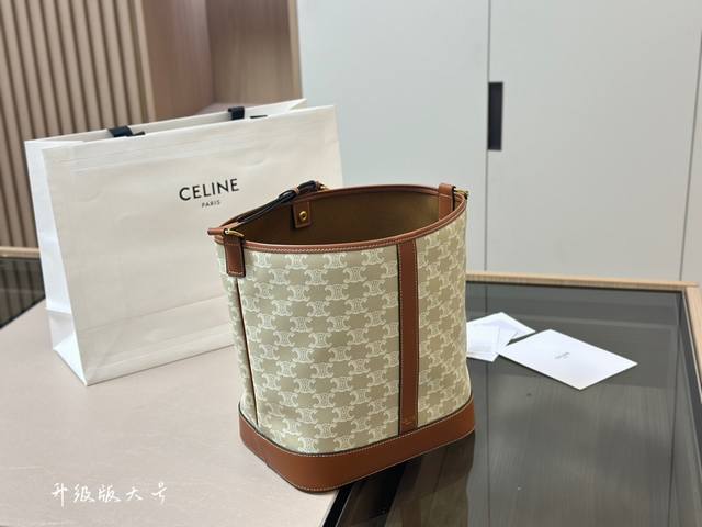 大号配飞机盒 Size 24 27Cm Celine 水桶包赛琳 一直很喜欢老花的包 经久耐看 复古印花图案 有着高颜值的复古文艺气息