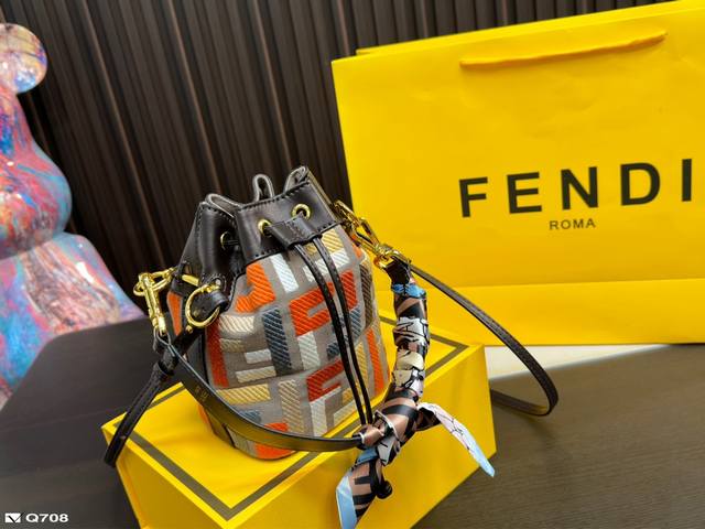 丝巾折叠盒 尺寸12 17Cm 芬迪水桶包 Fendi 夏季一定要入的 颜色真的好美呀 元气满满