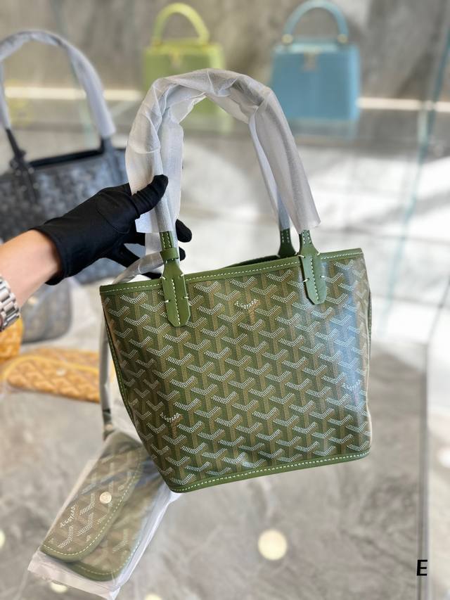 Goyard Mini戈雅菜篮子 通 勤天花板容量超乎想象可可爱爱的实用包包 很多姐妹2次回购的款款 因为实在是太太太百搭实 用 配有小卡包一个噢 双面牛皮 你