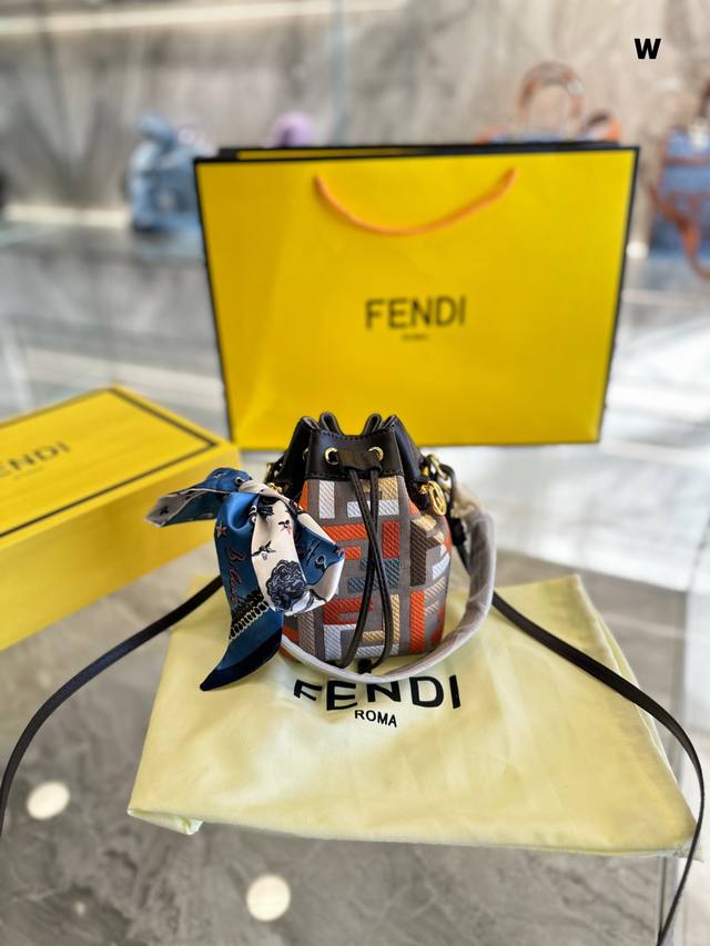 又来种草新包包啦 Fendi小水桶可可爱爱十分俏皮 可以拎可以背 原版刺绣14 20