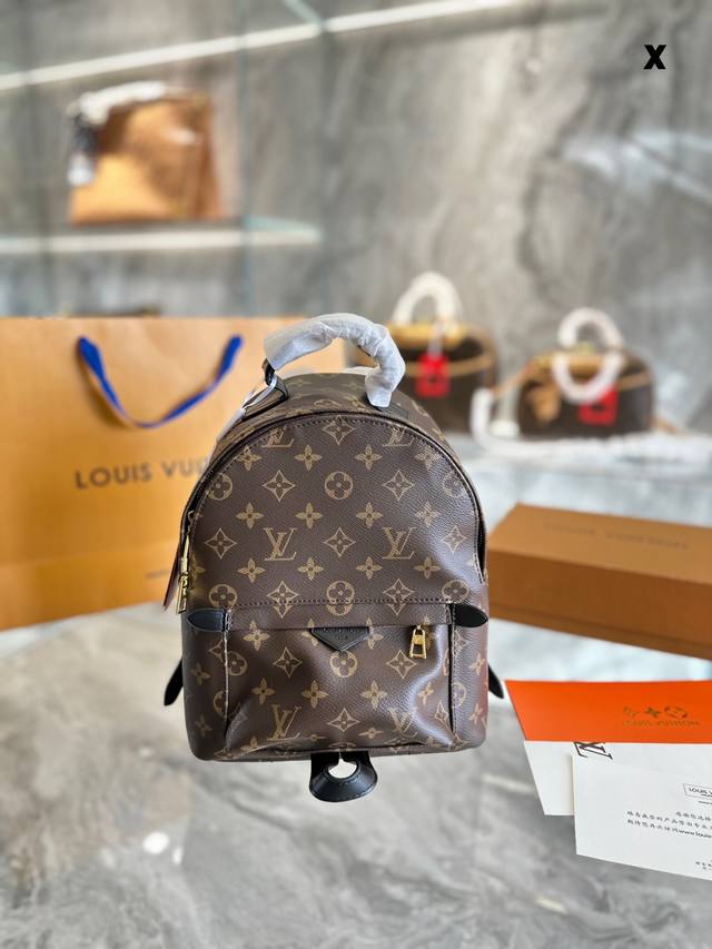 Lv Palm Springs中号双肩包 Lv家不仅有时尚好看的款 也有很多实用款 大容量适合上学出差旅游的包中 Lvpalm中号双肩包出镜率一直很高 而且在二 - 点击图像关闭