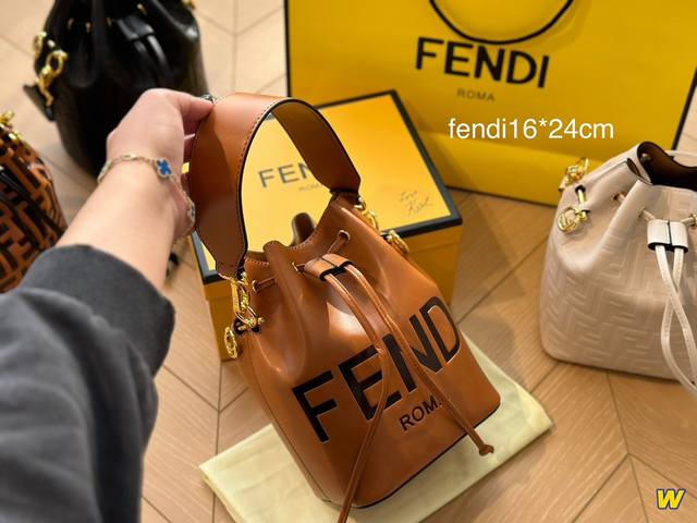 配盒 Fendi Mon Tresor小号水桶手袋 2022年米兰时装周街拍中 潮人们背的最多的包包大概就是fendi芬迪的这款水桶包了 配有抽绳和fend金属