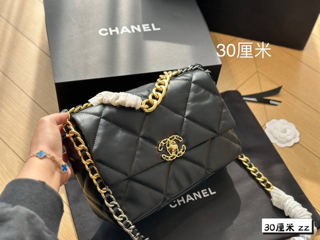 全套包装 Chanel19 Bag 自从欧阳娜娜带货后全球断货很难买到 皮质是羊皮有点像羽绒服包包 但是19的点睛之笔是什么呢 格子放大 格子放大后脱了香奈儿小