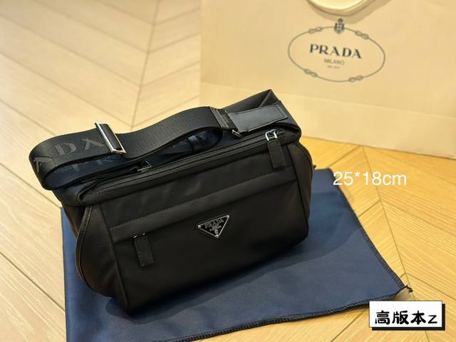 Prada 男士尼龙斜挎包 硬核街拍单品 时尚男包 Pradaprada最近新推出了一款再生尼龙斜挎包 翻盖开合 配旁开扣 所以装东西安全性比较高 边釉采用最最