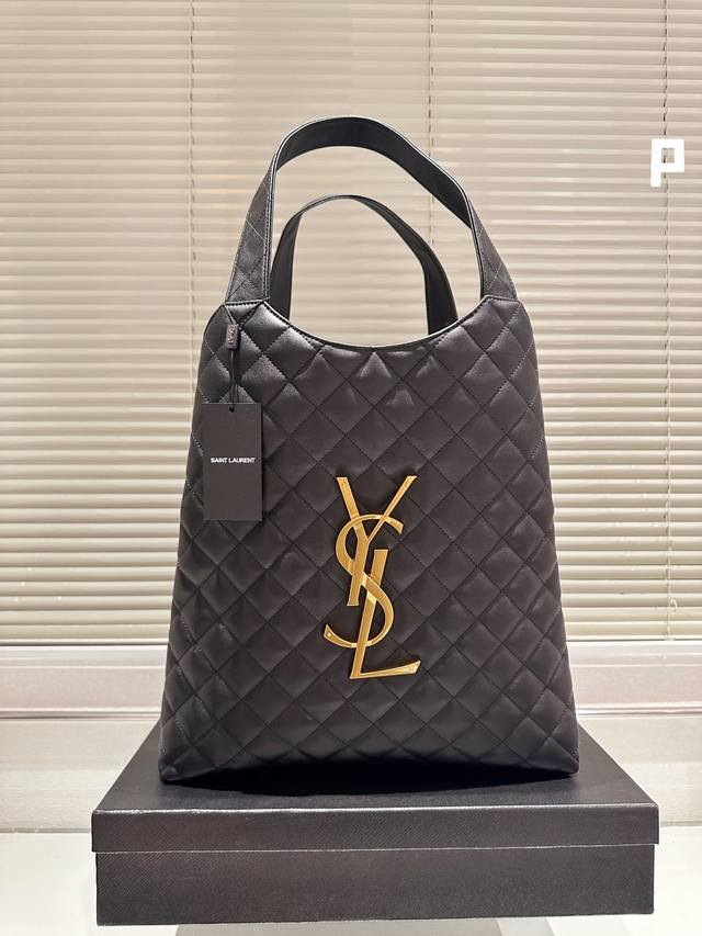 牛皮版本 Ysl 绗缝羊皮纹路购物袋 大tote感觉太温柔了简直 随意搭配都出彩 Ysi Ysl今年最亮眼的一款包包山 包身虽大 但却十分轻 盈 羊皮材质手感轻