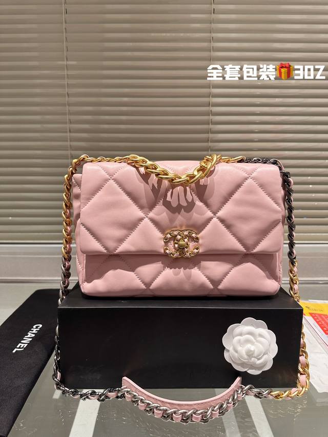 原单 Chanel19Bagi1男生女生都可以拥有的小香这个包又多 不需要我多说了 大logo黑金标志辨识度很高 我觉得大小刚刚好容量够日常使用 休闲风和淑女风