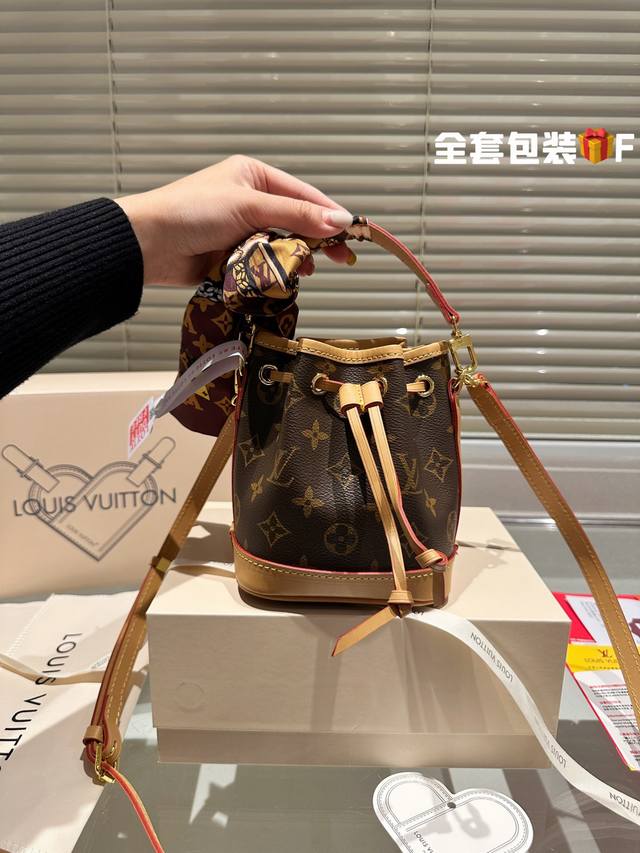 顶级原单 折叠礼盒 官网飞机箱 全新限定丝带包装 送丝巾 Lv 23Ss 新款 Mini 小水桶 手柄的设计 比nano容量大 比bb更小巧 喜欢不要错过 彩色