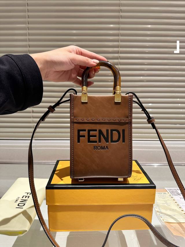 礼盒尺寸13 17 芬迪fendi 琴谱包 不容小觑 复古风满满 优雅与时尚并存