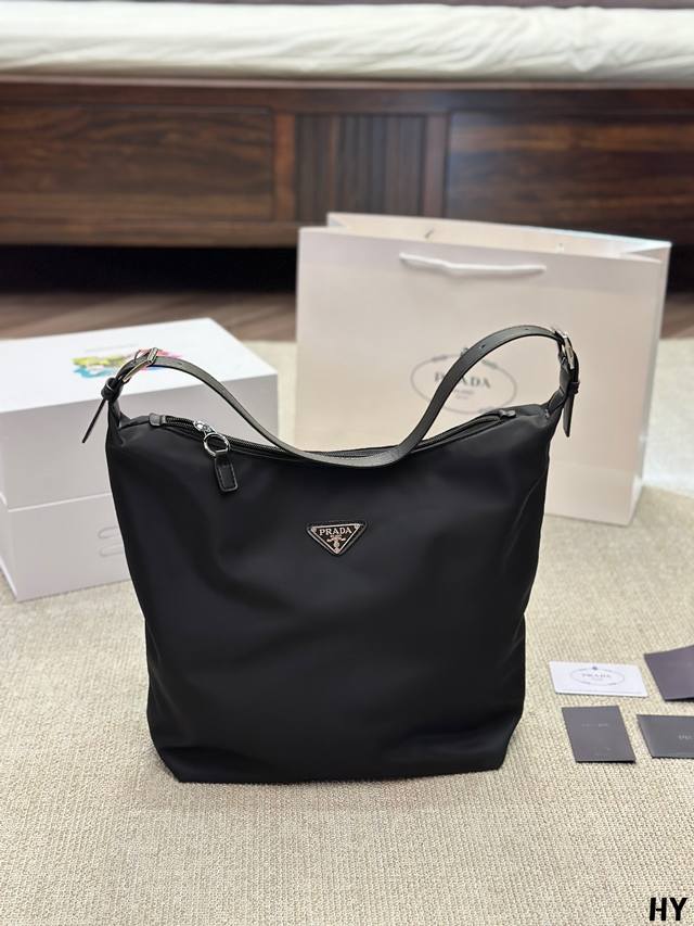 原版布 Prada Hobo 腋下包 慵懒随意还得是prada 这只大hobo上身绝啦 中古界也太多好看的包了这只真的掘地三尺挖出来上身 真的太好看了 而且包身