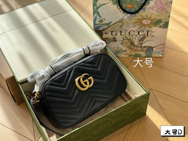 全套包装 Gucci Marmont 相机包 看了很久决定还是买经典款的 后来还是觉得mini更精致一些 容量也够 不得不夸一下mini这个容量气垫粉饼口红纸巾