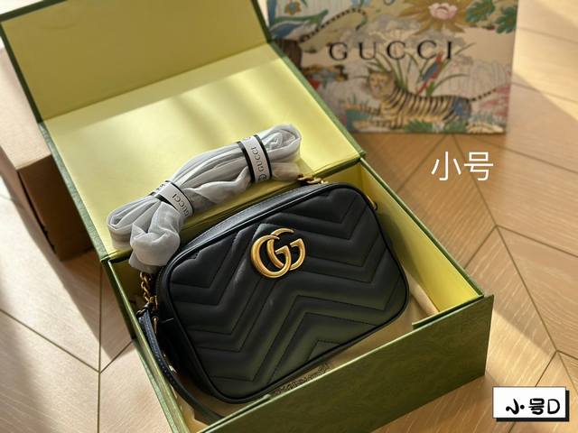 全套包装 Gucci Marmont 相机包 看了很久决定还是买经典款的 后来还是觉得mini更精致一些 容量也够 不得不夸一下mini这个容量气垫粉饼口红纸巾