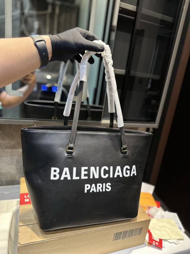 Balenciaga 巴黎世家托特购物袋 简约外形设计 皮质手感超好 包身自重轻 容量超大 很适合平时通勤出门 实用百搭 S尺寸31 28