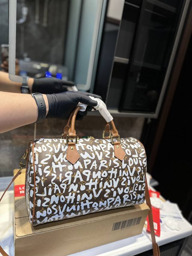 牛皮版本 Lv 限量款 Keepall 35旅行袋 机场包 无论版型 内里和专柜毫无差别 真正原版复刻 内里可拆卸 火遍全球的爆款机场大包 机车女神包 明星同款