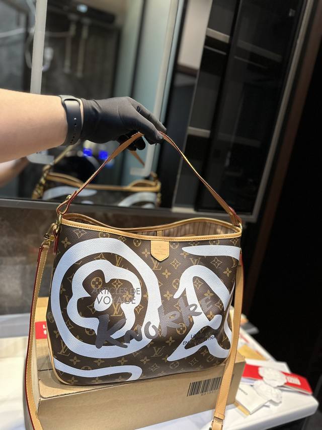 涂鸦 Lv 变色牛皮 L家 Neverfull 中号购物袋 入门级的款式哦 绝对的终身款 此物经典不言而喻 街拍和实用都是非常nb的选择 大家拿到后可以感受下