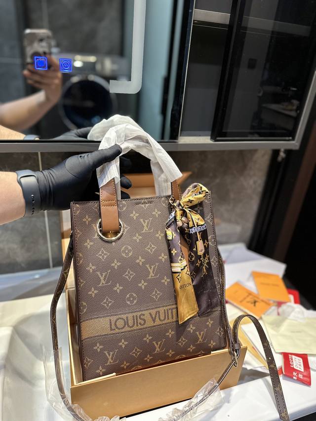 Lv 中古系列 琴谱包 购物袋 原汁原味的老花味道耐磨又经典的 超高性价比永不过时困 包包采用了老花料十lv变色植鞣革 用的越久越有感觉围 喜欢lv老花包包的薯