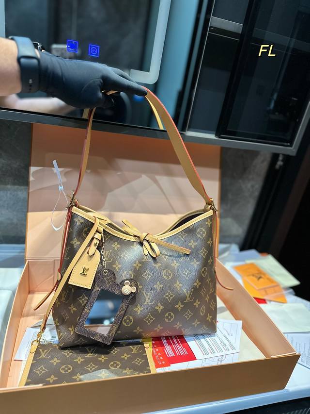 Lv 王炸爆款无论是外观还是实用性都下了功夫的carryall腋下包 自重轻容量大 肩带自由调节长度 腋下包到单肩及腰上身效果都很好看 还配送了一个子母小零钱包