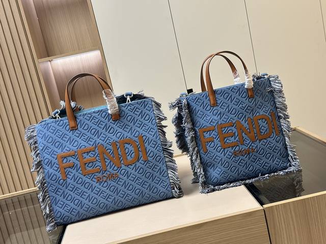 Size 40 35Cm 31 32Cm 芬迪 Fendi Peekabo 购物袋 经典的tote造型 但是这款最大的特点 手提斜挎