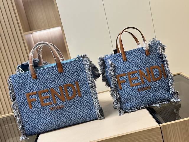 Size 40 35Cm 31 32Cm 芬迪 Fendi Peekabo 购物袋 经典的tote造型 但是这款最大的特点 手提斜挎