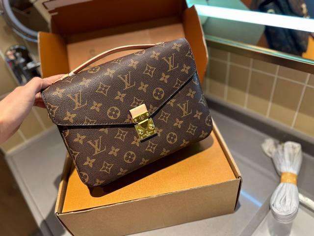 Lv 高级 新品 Metis钱币 邮差包 限量新款 邮差包 原厂24K五金 爆款到不能更爆的邮差包 M40 Metis手袋 专柜原版pvc 非常高级 搭配原版l