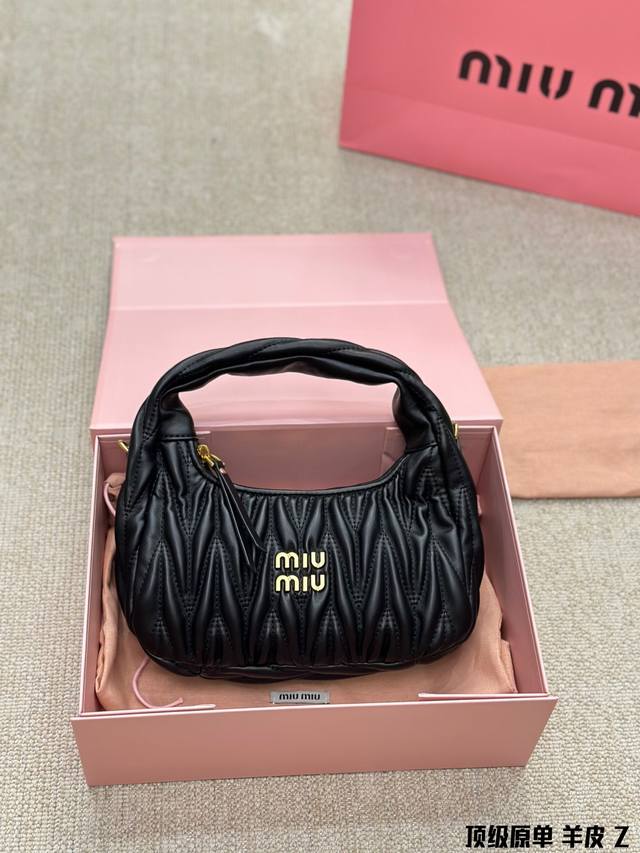 顶级原单 小羊皮 Miumiu 新品wander Hobo 腋下包 采用进口小羊皮纹面料 华丽 Matelasse 工艺重释软羊革托特包活力而百搭的都市风 廓形