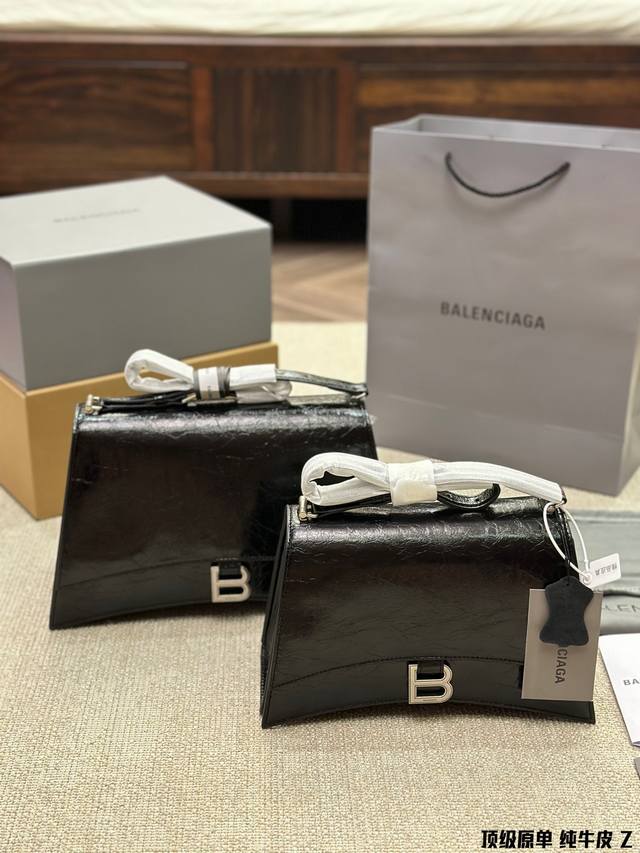 头层牛皮 黑银 Balenciaga 秋季新款 Crush 包款強勢登場 独特的标志 性弧线形状造型底部设置一个圆润光滑的拱形弧线 以解构手法重释经典 Or柔韧