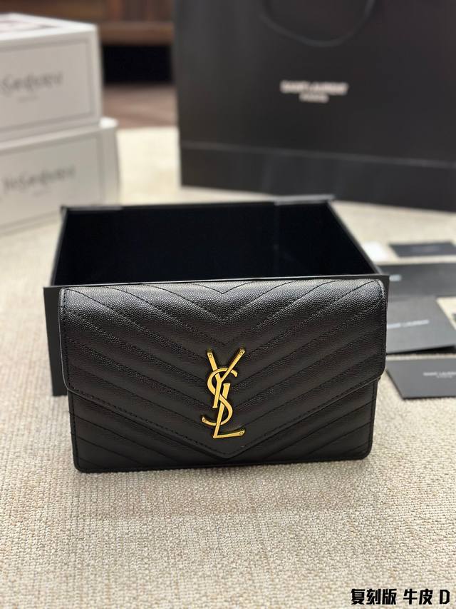 牛皮版本 Ysl Woc 鱼子酱牛皮 链条包信封包ysi家当之无愧的入门经典款 超级耐燥这个皮质真的是我最爱的皮质之一不怕刮牛皮的纹理也有质感 相比金链我更喜欢