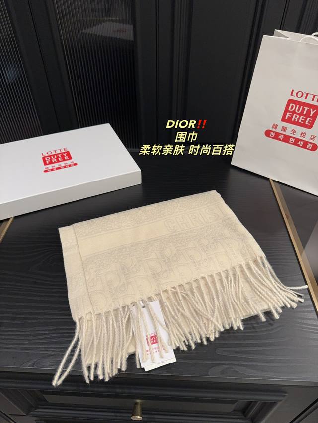 配盒 迪奥dior 围巾 人间dior最让人心动 软软糯糯的围巾 不论四季 在空调房也可以披条围巾 护膝盖追剧 工作的时候也是批条围巾 比啥小毯子方便太多 冬天