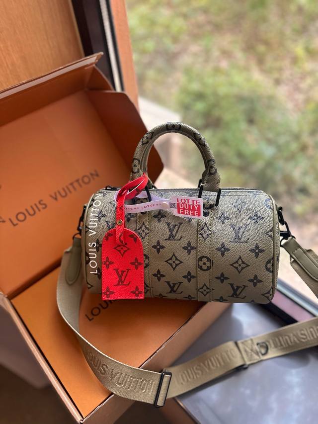 折叠礼盒包装 Lv Keepall Xs 秀款 枕头包 很燃 这款retiro 手袋以标志性 经典永恒 优雅低调的外形设计和宽敞的包身更加入了实用性 尺寸 25