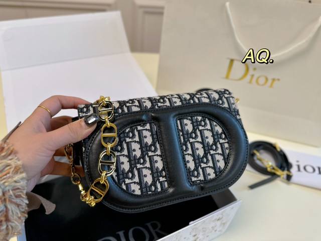 折叠盒 Size:20 12 Dior 迪奥猪鼻子signature Hobo链条包 Cd Logo放大真的好看爆炸 压印浮雕质感和字母的立体弧度 成为包身的重