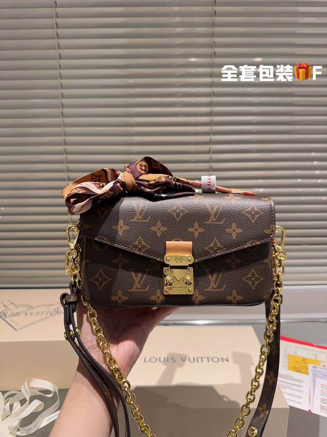 原单牛皮 限定爱心折叠礼盒 官网飞机箱 小丝巾 Lv Mini 新款邮差包 原厂纯钢五金 粗链条 定制激光篆刻锁扣 老花手提单肩斜挎包 优雅低调的外形设计和宽敞