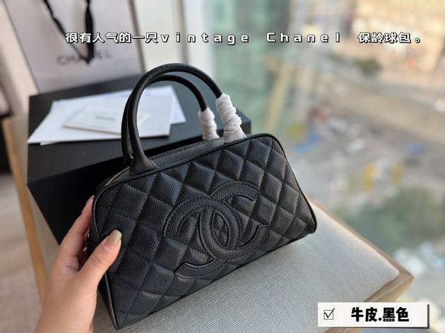 配盒 Size 26*16Cm 香奈儿中古保龄球包 这个保龄球包真的太香了 近期很有人气的一只vintage Chanel 保龄球包 Size适中 型不容易过时