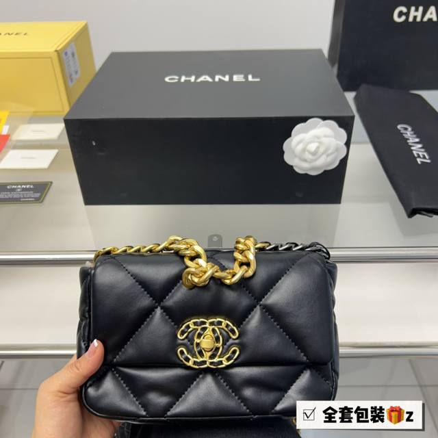 全套包装 Chanel19Bagi1男生女生都可以拥有的小香这个包又多 不需要我多说了 大logo黑金标志辨识度很高 我觉得大小刚刚好容量够日常使用 休闲风和淑