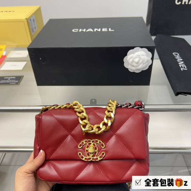 全套包装 Chanel19Bagi1男生女生都可以拥有的小香这个包又多 不需要我多说了 大logo黑金标志辨识度很高 我觉得大小刚刚好容量够日常使用 休闲风和淑