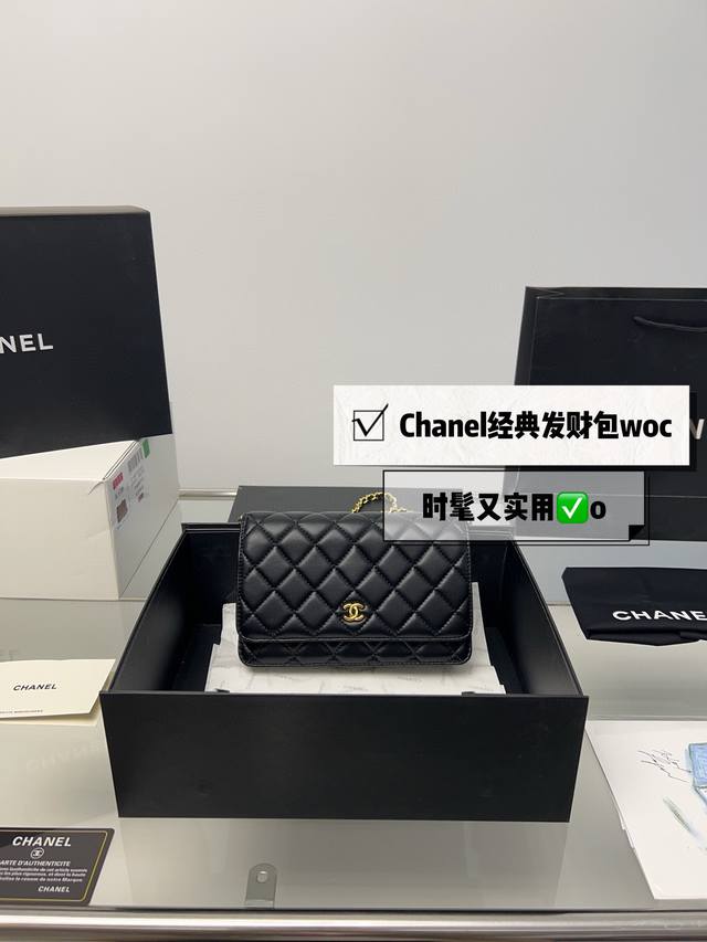 飞机盒折叠盒 Chanel 香奈儿发财可斜挎单肩 链条可收入包内作为手包使用 上身后超显大气 别看小小的 这个很能装哦 包内有卡位 拉链位 零钱位 小巧实用 人