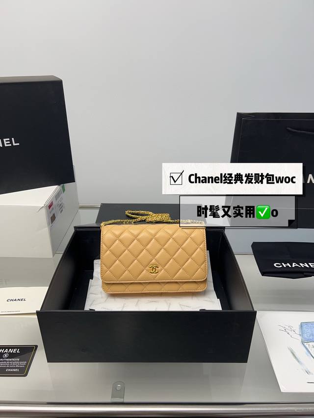 飞机盒折叠盒 Chanel 香奈儿发财可斜挎单肩 链条可收入包内作为手包使用 上身后超显大气 别看小小的 这个很能装哦 包内有卡位 拉链位 零钱位 小巧实用 人