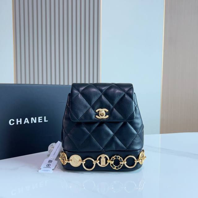 折叠礼盒 Chanel 香奈儿23B限定金属徽章双肩包 尺寸18919Cm