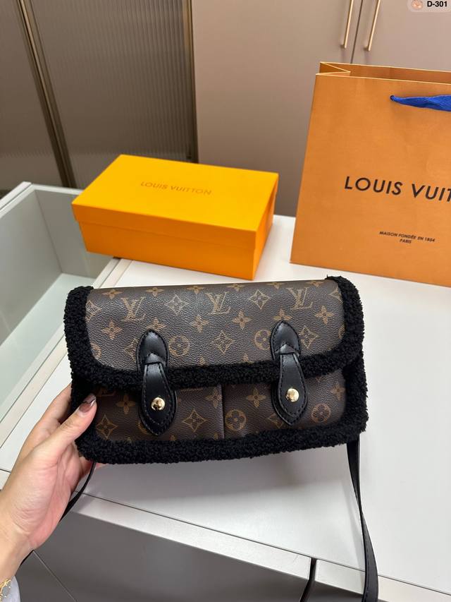 Lv 邮差包羊羔毛 秋冬新品毛毛手感超级好 秋冬搭配起来超级美腻 超级推荐 走秀款同步 上身效果好 原版五金带logo 超级洋气人手一只 D-301尺寸26 8