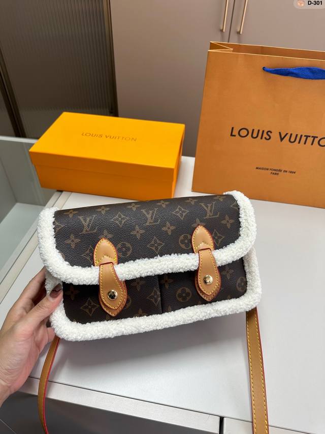 Lv 邮差包羊羔毛 秋冬新品毛毛手感超级好 秋冬搭配起来超级美腻 超级推荐 走秀款同步 上身效果好 原版五金带logo 超级洋气人手一只 D-301尺寸26 8