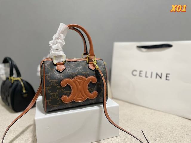 折叠礼盒 Celine秋冬新品凯旋门]小号波士顿枕头包出皮质和织物材质啦 满满的高级感高颜值的复古文艺气息 容量:容量一如既往能装 风格:百搭款 可肩背和手提两