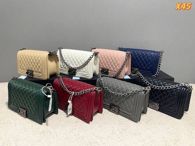 礼盒包装 Chanel Leboy23Ss新品 跟cf相比 Le Boy 更多的是硬气 也更为年轻化 更好搭配 包身牛皮品质 融合 5复刻包型 配上方形金属lo