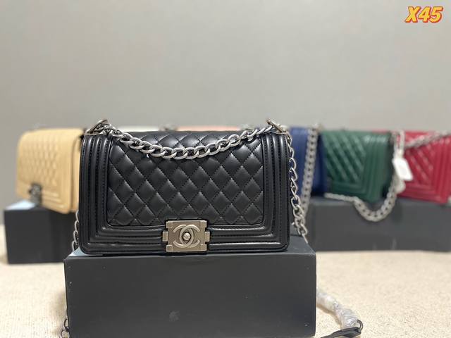 礼盒包装 Chanel Leboy23Ss新品 跟cf相比 Le Boy 更多的是硬气 也更为年轻化 更好搭配 包身牛皮品质 融合 5复刻包型 配上方形金属lo