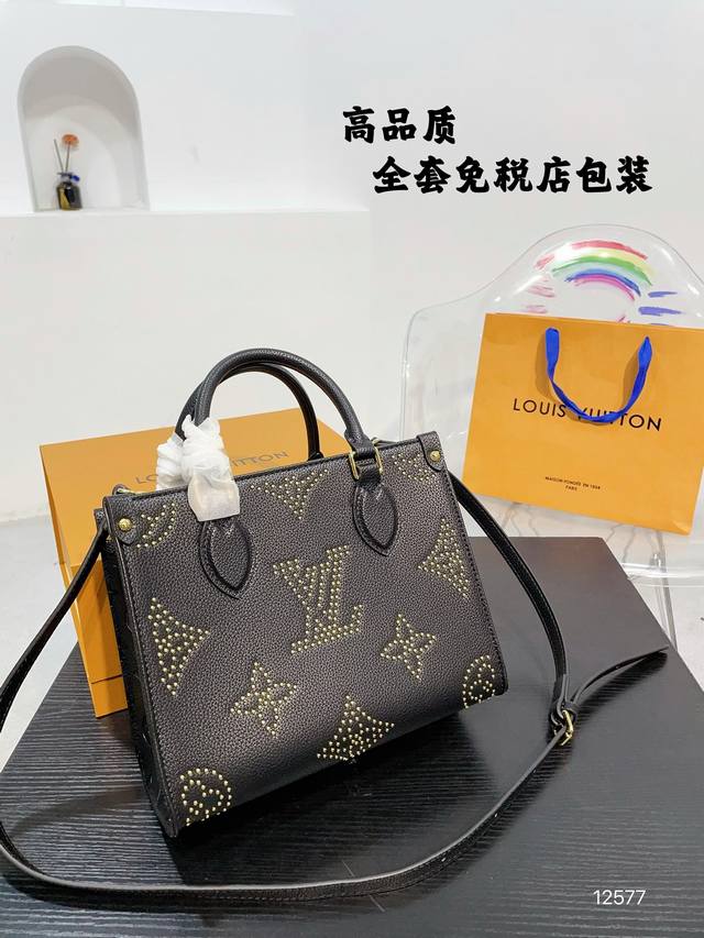 全套免税店包装 Lv Onthego 原单品质 丛林 Lv 铆钉面原料 Onthego妈咪袋 性价比之王这是一款超赞的包型 灵感来自于恶搞lv的街头品牌 曾经的