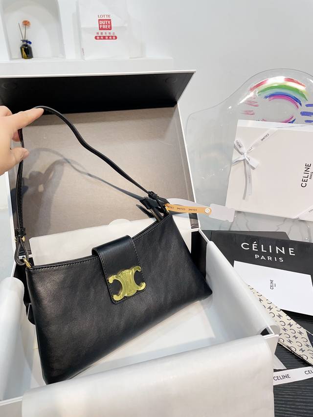 折叠礼盒 赛琳celine 新款 凯旋门腋下包 可斜挎 Triomphe 磁扣开合 造型干净利落 线条感很强 小牛皮手感很软 腋下包外观复古超级时髦 种 肩带