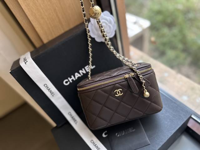 折叠礼盒包装 Chanel 23P 小金球 调节扣 做到全球断货就是它 Chanel金球盒子包没错了 又是香奈儿因为太火爆 都卖光光了小巧的包型和可爱的小金球哪 - 点击图像关闭